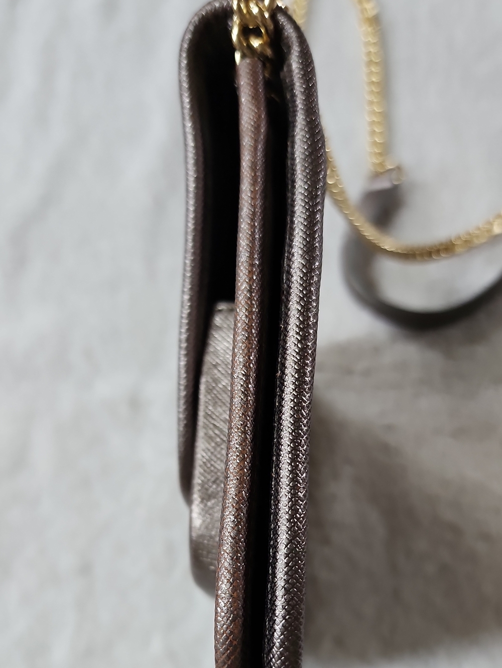 Henri Bendel Women's Metallic Pewter Gold Chain Crossbody Preowned - Picture 4 of 8